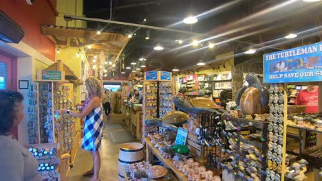 Gift-shop-with-products-for-a-memory-of-Hawaii