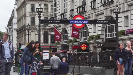 Londoner-U-Schild-über-Dem-Eingang-Zur-U-Bahn,-Menschen,-Die-Herumlaufen-Und-Herumstehen,-Außerhalb-Der-Nahaufnahme