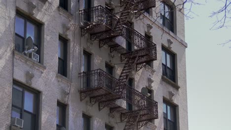 Garbage-on-street-next-to-brownstone-Brooklyn-building-USA