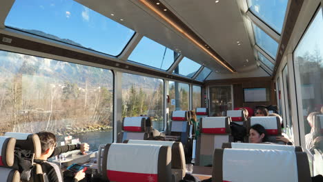Weitwinkelaufnahme-Der-First-Class-Passagierkabine-Des-Glacier-Express-Zugs-In-Der-Schweiz