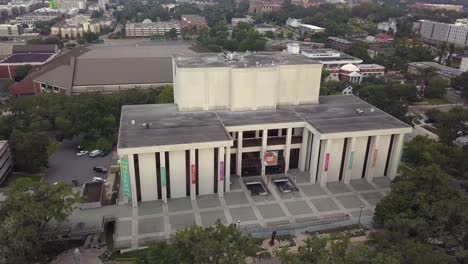 Panorámica-Aérea-Lenta-Fuera-De-La-Biblioteca-Estatal-Y-Los-Archivos-De-Florida-En-El-Centro-De-Tallahassee