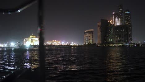 Increíble-Paseo-En-Bote-En-El-Puerto-Deportivo-De-Abu-Dhabi,-Imágenes-De-Broll