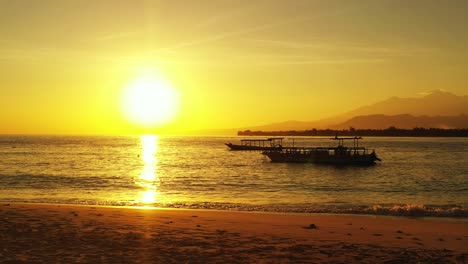 Fabelhafter-Sonnenuntergang-Mit-Gelber-Sonne,-Die-Sich-über-Einer-Ruhigen-Lagune-Widerspiegelt,-In-Der-Fischerboote-In-Indonesien-Schwimmen