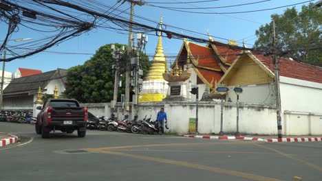 Calle-Chiang-Mai-Con-Templo-Al-Fondo