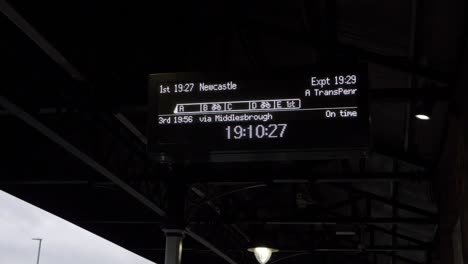 Visualización-De-Horarios-En-La-Plataforma-De-La-Estación-De-Tren-Plano-General