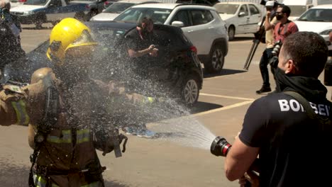 El-Bombero-Es-Rociado-Con-Una-Manguera-Para-Limpiar-El-Equipo-De-Virus-Y-Contaminación-Química-Después-De-Responder-A-Un-Incendio-En-Un-Hospital-Covid-19