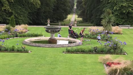 Junge-Familie-Im-Haddo-garten-Besuchen-Den-Brunnen