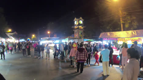 Mae-Hong-Son-Tailandia,-Circa-:-Caminando-En-La-Calle-Peatonal-Mae-Hong-Son,-Tailandia