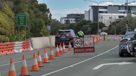 Policeman-Removes-Barrier-After-Inspecting-A-Car-At-The-QLD-NSW-Border-In-Gold-Coast---Coronavirus-Preventive-Rules-In-Australia---wide-shot