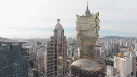 Vista-Aérea-Giratoria-Del-Paisaje-Urbano-De-Macao,-Incluido-El-Famoso-Hotel-Grand-Lisboa.