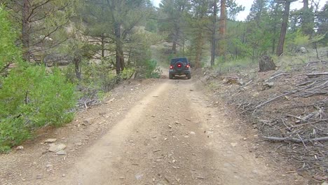 Pov-Siguiendo-Un-Jeep-En-Un-Estrecho-Sendero-De-Montaña-Todoterreno-En-Las-Montañas-Rocosas-De-Colorado