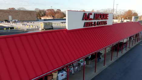 Antenne:-AC-Moore-Arts-Crafts-Store,-Als-Kunden-Mit-Einkaufstüten-Aus-Dem-Geschäft-Aussteigen