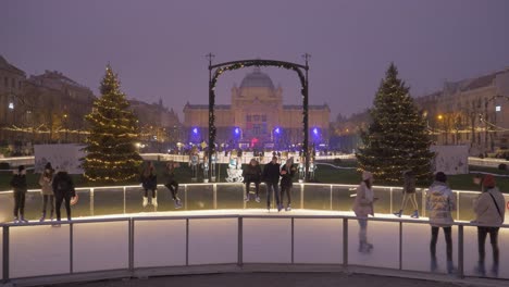 Gente-Patinando-Sobre-Hielo-En-Una-Pista-Pública-Al-Aire-Libre