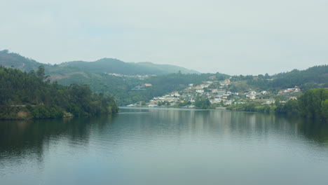 Eine-Stadt-In-Der-Nähe-Des-Flusses-Douro