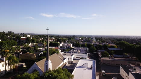 Vista-Aérea-De-Whittier,-Drone-Dolly-Out-Shot-Revelando-La-Primera-Iglesia-Metodista-Unida