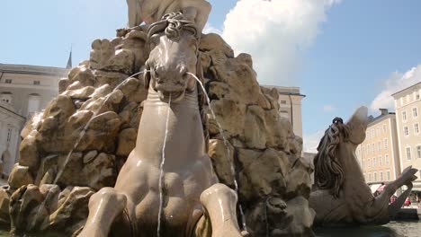 Estatuas-De-Caballos-De-La-Fuente-De-La-Residencia-En-La-Famosa-Plaza-Del-Casco-Antiguo-De-Salzburgo,-De-Cerca