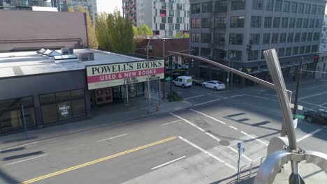 Imágenes-Aéreas-Históricas-De-Los-Libros-De-Powell-En-Portland,-Oregon-Con-Calles-Vacías-Debido-A-Covid-19