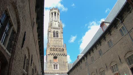 Vista-Del-Campanario-De-Brujas-Desde-Abajo-En-Un-Día-Parcialmente-Nublado,-Bélgica