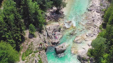 Grupo-De-Personas-Disfrutan-De-Soca-Rive-Un-Tesoro-Del-Parque-Nacional-Triglav