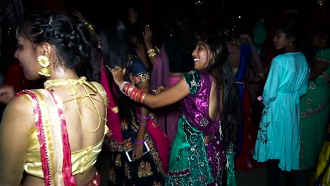 Gente-Bailando-Salvajemente-En-La-Calle-En-El-Baraat-De-La-Boda-India