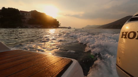 Hermosa-Puesta-De-Sol-Tomada-Desde-Un-Bote-En-Marcha