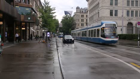 Everyday-life-on-Bahnhofstrasse-in-Zurich-business-center,-pedestrians,-traffic