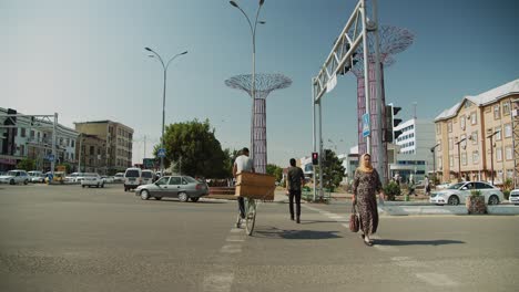 Intersection-movements-in-the-Andijan-city-Fergana-Valley,-Uzbekistan,-Central-Asia