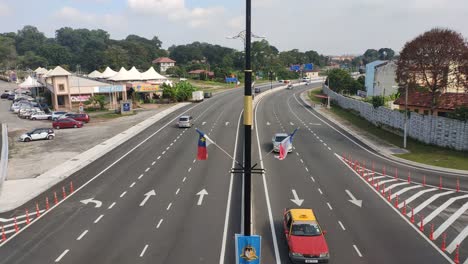 Straßen-In-Malaysia-Am-Morgen-Voller-Fahrzeuge-In-Einem-Ruhigen-Zustand-Zu-Ihren-Zielen