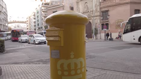 Incline-Hacia-Abajo-El-Buzón-De-Correos-Amarillo-O-El-Buzón-De-Correos-En-España-Con-Tráfico-Lento