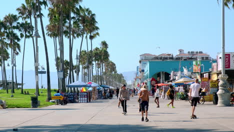 Pedestrians-Meandering-Along-Venice-Boardwalk-on-Bright-and-Sunny-California-Summer-Day