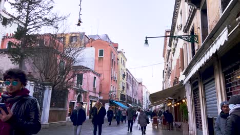 Paseando-Por-Una-Concurrida-Calle-Comercial-En-Venecia-En-Un-Día-Sombrío---Toma-En-Movimiento