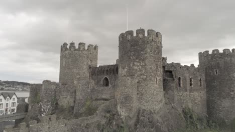 Punto-De-Referencia-Medieval-Histórico-Castillo-De-Conwy-Vista-Aérea-Sobre-El-Paisaje-Costero-Galés-Pan-Derecho-Inclinación-Hacia-Arriba