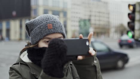 Chica-Disparando-Una-Foto-Panorámica-Con-Un-Smartphone-En-La-Calle-Junto-A-Una-Calle-Concurrida-En-La-Ciudad