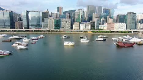 Puerto-Deportivo-De-Hong-Kong-Con-Barcos-Anclados-Y-Edificios-Del-área-De-Kwun-Tong,-Vista-Aérea-De-ángulo-Bajo