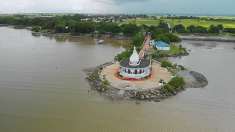 Templo-En-El-Mar-En-Trinidad-Es-Un-Lugar-De-Peregrinación-Hindú-En-Waterloo