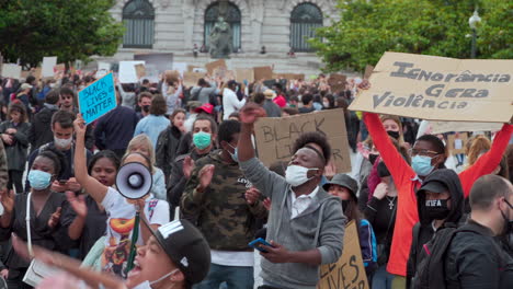 Porto-Portugal---6.-Juni-2020:-Blm-Black-Lives-Matter-Protestiert-Demonstrationsmenge,-Die-Mit-Masken-Und-Lautsprecher-Mit-Megaphon-Protestiert