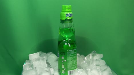 2-3-Bebidas-Carbonatadas-De-Manzana-Verde-Canicas-Activadas-Con-Bola-Debajo-De-La-Tapa-Para-Un-Sabor-Gaseoso