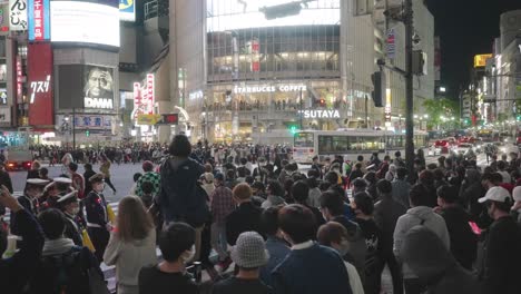 Gran-Multitud-Abarrotada-En-El-Cruce-De-Shibuya-En-La-Noche-De-Halloween-2020-En-Tokio,-Japón---Plano-General