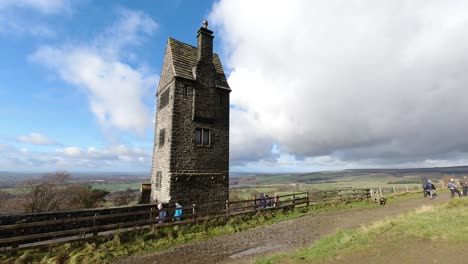 Zeitraffer-Wanderer-Rivington-Historischer-Gruseliger-Taubenturm-Englische-Ländliche-Landschaft-Touristisches-Wahrzeichen