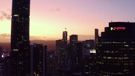 Ciudad-De-Brisbane-En-Australia---Vista-Maravillosa-Del-Edificio-De-Gran-Altura-Durante-La-Puesta-De-Sol---Toma-Aérea