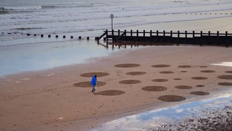 Mann,-Der-Im-Winter-Kunst-Schafft,-Indem-Er-Am-Strand-Von-Aberdeen-Sand-Harkt