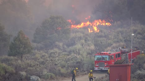 Bomberos-Trabajando-Para-Contener-Grandes-Incendios-Forestales