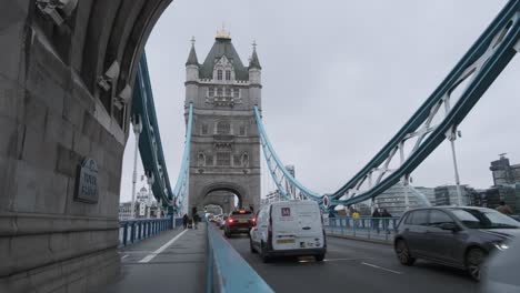 Coches-Circulando-Por-El-Puente-De-La-Torre-De-Londres-En-Un-Día-Nublado-Desde-El-Lado-De-La-Carretera