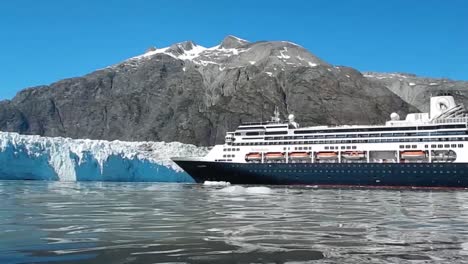 Glacier-Bay,-Alaska,-USA,-16.-Juli-2016:-Kreuzfahrtschiff-Vor-Dem-Margerie-Gletscher,-Szenisches-Kreuzen-An-Einem-Sonnigen-Tag