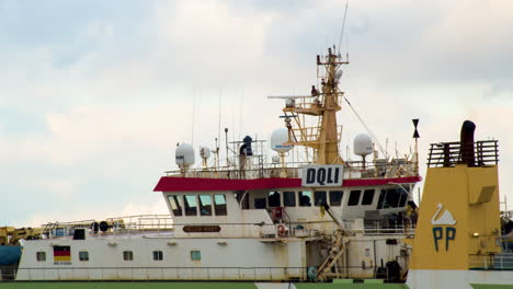 Cerca-De-La-Timonera-Oxidada-De-Un-Barco-Grande