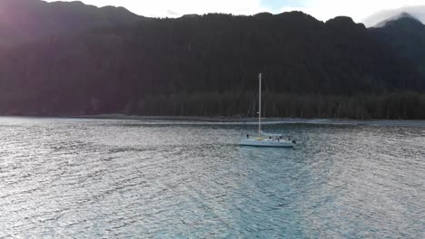 Barco-Flotante-En-Las-Aguas-Ondulantes-Del-Océano-Con-Luz-Solar-Brillante-Durante-El-Amanecer-En-Alaska,-Ee.uu.