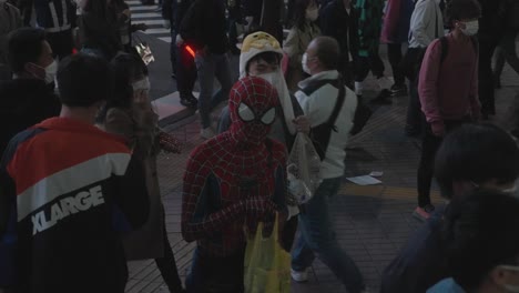 Persona-Disfrazada-De-Hombre-Araña-Caminando-En-El-Cruce-De-Shibuya-En-Una-Noche-De-Halloween-En-Tokio---Cámara-Lenta