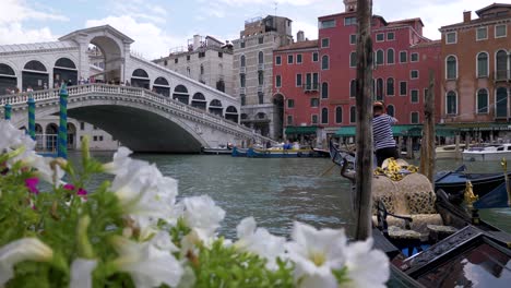 Blick-Auf-Die-Kanäle-Von-Venedig-Von-Einer-Restaurantbar-Auf-Der-Seite-Des-Wassers,-Ponte-Di-Rialto,-Italien