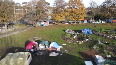 El-Amanecer-Temprano-En-La-Mañana-Ilumina-El-Campamento-Para-Personas-Sin-Hogar-En-El-Parque-Cal-Anderson,-Antena