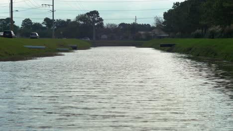 Escorrentía-De-Agua-Bayou-Protección-Contra-Inundaciones-Cerca-De-La-Carretera
